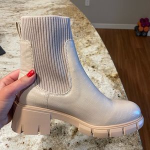 Women’s Boots size 8.5 never worn